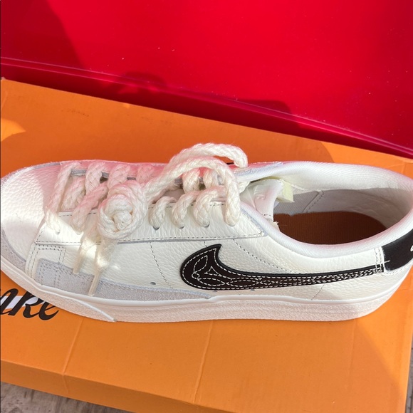 Nike White and Black Women's Sneakers - Picture 3 of 4